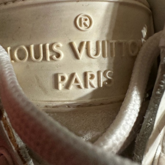 Louis Vuitton
LV Monogram Leather Sneakers - Picture 6 of 8